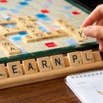 Plansza 15×15, sto płytek, dwa blanki i słownik, który rozstrzyga spory — wszystko, co musisz wiedzieć, żeby rozegrać pierwszą partię Scrabble zgodnie z zasadami.