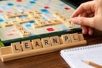 Plansza 15×15, sto płytek, dwa blanki i słownik, który rozstrzyga spory — wszystko, co musisz wiedzieć, żeby rozegrać pierwszą partię Scrabble zgodnie z zasadami.