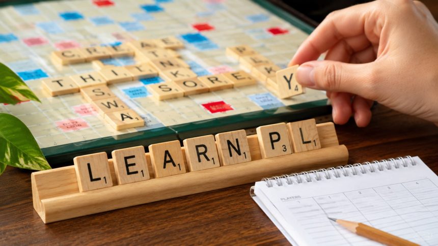 Plansza 15×15, sto płytek, dwa blanki i słownik, który rozstrzyga spory — wszystko, co musisz wiedzieć, żeby rozegrać pierwszą partię Scrabble zgodnie z zasadami.