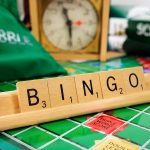 Jedno bingo potrafi ustawić całą partię. Pokazujemy, jak budować stojak pod siedmioliterówki, które końcówki dają najwięcej szans i jak trenować anagramowanie.