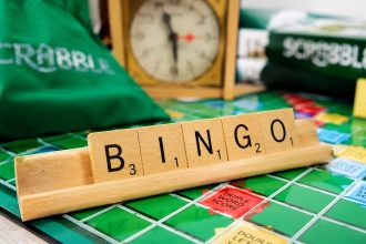 Jedno bingo potrafi ustawić całą partię. Pokazujemy, jak budować stojak pod siedmioliterówki, które końcówki dają najwięcej szans i jak trenować anagramowanie.