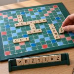 Ludzkość bawi się słowami, odkąd je zapisuje: od kwadratu Sator przez salonowe szarady po Scrabble i zagadki online. Krótka historia najstarszego hobby świata.