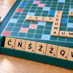 Automatyczny arbiter Literaków rozstrzyga miliony ruchów dziennie. Wyjaśniamy, jak działa baza SJP.pl, co uznaje, czego nie — i jak się z nią zaprzyjaźnić.