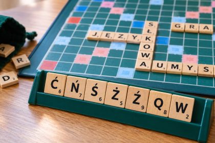 Automatyczny arbiter Literaków rozstrzyga miliony ruchów dziennie. Wyjaśniamy, jak działa baza SJP.pl, co uznaje, czego nie — i jak się z nią zaprzyjaźnić.