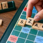 Siedem dwuznaków polszczyzny to jeden dźwięk zapisany dwiema literami — i źródło nieporozumień od dyktanda po planszę Scrabble. Porządkujemy temat od podstaw.