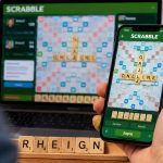 Od Literaków na Kurniku po aplikacje mobilne z botami — przegląd miejsc, gdzie zagrasz w Scrabble przez internet, z uwagami o słownikach i poziomie graczy.