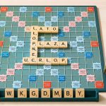 Jak liczyć punkty w Scrabble szybko i bez błędów? Zasady premii literowych i słownych, bingo, blanki, słowa krzyżowe, zapis wyniku oraz końcowe rozliczenie partii wyjaśnione krok po kroku. Bez błędu.