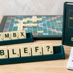 Blef w Scrabble może dać punkty, ale błędne słowo oznacza utratę ruchu po skutecznym sprawdzeniu. Wyjaśniamy zasady PFS, procedurę kwestionowania, ryzyko i strategię gry przy planszy krok po kroku.