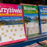 Krzyżówki panoramiczne od ponad 30 lat dominują w kioskach i mają około 60 proc. rynku. Poznaj ich historię, konstrukcję, model sprzedaży i powody, dla których nadal wybierają je Polacy.