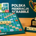 Od pierwszej wizyty w klubie po start w Mistrzostwach Polski: jak działa polska scena turniejowa Scrabble, czego się spodziewać na debiucie i jak czytać ranking.