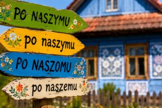 Gwary polskie pokazują, jak różni się język regionów. Poznaj znaczenie słów takich jak pyra, tytka, bajtel czy wyjście na pole i sprawdź, skąd biorą się regionalizmy. Przeczytaj przykłady. już teraz.