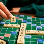 Środkowa faza gry w Scrabble 2026: jak zarządzać stojakiem, premiami i planszą, kiedy wymieniać litery oraz jak przygotować bingo. Sprawdź praktyczne zasady midgame i unikaj kosztownych ruchów teraz