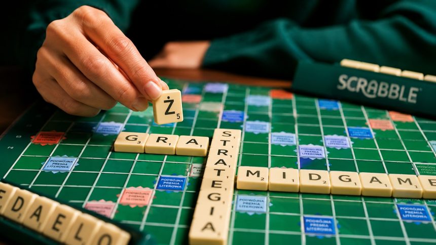 Środkowa faza gry w Scrabble 2026: jak zarządzać stojakiem, premiami i planszą, kiedy wymieniać litery oraz jak przygotować bingo. Sprawdź praktyczne zasady midgame i unikaj kosztownych ruchów teraz