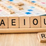 Masz AEIOU na stojaku w Scrabble? Sprawdź, które samogłoski zostawić, kiedy wymienić płytki i jak wykorzystać krótkie słowa, by odzyskać równowagę liter i lepiej punktować w kolejnych ruchach w grze.