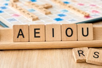 Masz AEIOU na stojaku w Scrabble? Sprawdź, które samogłoski zostawić, kiedy wymienić płytki i jak wykorzystać krótkie słowa, by odzyskać równowagę liter i lepiej punktować w kolejnych ruchach w grze.
