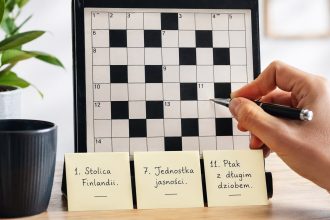 Definicje krzyżówkowe wymagają precyzji, poprawnej gramatyki i kontroli faktów. Sprawdź, jak dobry autor dobiera trop, poziom trudności, pułapki językowe i testuje wskazówki przed publikacją online.