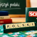 Scrabble na lekcji polskiego w 2026 roku: jak wykorzystać grę do ćwiczenia słownictwa, ortografii i pracy ze słownikiem zgodnie z podstawą programową oraz zasadami PFS.