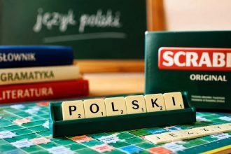 Scrabble na lekcji polskiego w 2026 roku: jak wykorzystać grę do ćwiczenia słownictwa, ortografii i pracy ze słownikiem zgodnie z podstawą programową oraz zasadami PFS.
