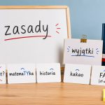 Akcent w polszczyźnie: poznaj zasadę przedostatniej sylaby, najważniejsze wyjątki oraz poprawną wymowę słów „matematyka”, „zrobiliśmy” i liczebników. Sprawdź przykłady i unikaj błędów na co dzień...