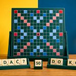 Poddawać czy grać do końca w Literakach? Wyjaśniamy zasady fair play, wpływ rezygnacji na przebieg gry i ranking, końcówkę partii i sytuacje, w których lepiej dokończyć rozgrywkę do ostatniej płytki.
