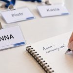 Jak zapamiętywać imiona skuteczniej? Poznaj technikę łączącą uwagę, skojarzenia, aktywne przypominanie i powtórki. Zobacz plan na spotkanie, pracę, konferencję i codzienne rozmowy bez stresu od dziś.