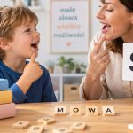 Gry słowne okiem logopedy: rymy, anagramy, krzyżówki i Scrabble mogą wspierać słownictwo, świadomość fonologiczną i mowę dziecka. Sprawdź, jak bawić się mądrze i kiedy iść do logopedy.