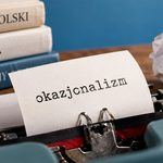 Okazjonalizmy to słowa tworzone na jedną sytuację, tekst albo dowcip. Wyjaśniamy, jak powstają, czym różnią się od neologizmów, gdzie występują i dlaczego większość z nich szybko znika z polszczyzny.