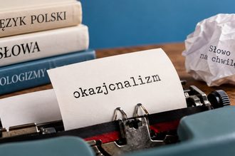 Okazjonalizmy to słowa tworzone na jedną sytuację, tekst albo dowcip. Wyjaśniamy, jak powstają, czym różnią się od neologizmów, gdzie występują i dlaczego większość z nich szybko znika z polszczyzny.
