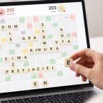 Kurs końcówek Literaków: naucz się liczyć pozostałe litery, planować ostatnie ruchy, blokować premie i bezpiecznie zamykać partię bez oddawania punktów rywalowi w końcówce gry krok po kroku.