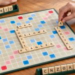 Scrabble na trzy i cztery osoby wymaga innej strategii niż pojedynek. Sprawdź, jak kontrolować premie, planować stojak, blokować rywali i rozgrywać końcówkę przy stole 3–4 graczy.