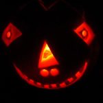 Wydrążona dynia z wyciętą twarzą jako lampion na Halloween