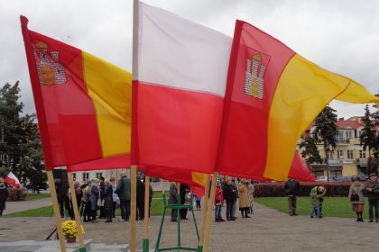 Flagi Polski i Włocławka na placu Wolności we Włocławku w Narodowe Święto Niepodległości