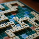 Partia Scrabble w toku: płytki z literami ułożone na planszy