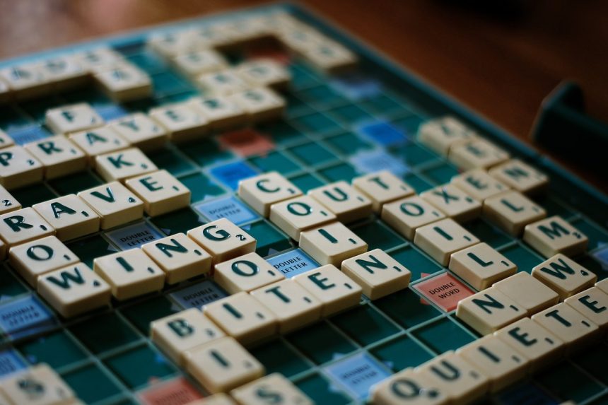 Partia Scrabble w toku: płytki z literami ułożone na planszy