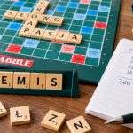 Remis w Scrabble po końcowym rozliczeniu jest pełnoprawnym wynikiem. Wyjaśniamy zasady PFS, odejmowanie płytek, wpływ remisu na ranking oraz sytuacje, w których organizator może przewidzieć dogrywkę..