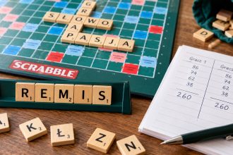 Remis w Scrabble po końcowym rozliczeniu jest pełnoprawnym wynikiem. Wyjaśniamy zasady PFS, odejmowanie płytek, wpływ remisu na ranking oraz sytuacje, w których organizator może przewidzieć dogrywkę..