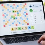 Gra z botami w Literakach może poprawić tempo, słownictwo i strategię. Sprawdź, co naprawdę ćwiczy automat, gdzie ma ograniczenia i jak trenować skuteczniej.