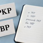 Jak odmieniać PKP, NBP, ZUS i inne skrótowce? Poznaj zasady pisowni, wymowy i użycia końcówek oraz sprawdź praktyczne przykłady poprawnych form w polszczyźnie.
