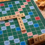 Jesienne słowa w Scrabble: sprawdź, które wyrazy są dozwolone, ile punktów dają GRZYB, SZARUGA, JESIEŃ i LIŚĆ oraz jak wykorzystać premie i odmianę zgodnie z zasadami PFS w 2026 roku.