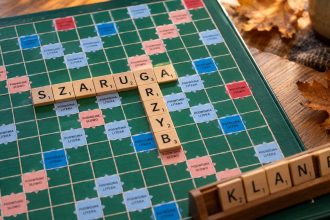 Jesienne słowa w Scrabble: sprawdź, które wyrazy są dozwolone, ile punktów dają GRZYB, SZARUGA, JESIEŃ i LIŚĆ oraz jak wykorzystać premie i odmianę zgodnie z zasadami PFS w 2026 roku.
