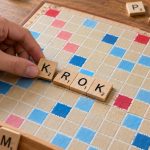 Hooki w Scrabble pozwalają jedną literą zmienić słowo na planszy i otworzyć nowe zagranie. Sprawdź zasady front i back hooków, punktowanie, premie oraz najważniejsze reguły skutecznej gry.