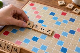 Hooki w Scrabble pozwalają jedną literą zmienić słowo na planszy i otworzyć nowe zagranie. Sprawdź zasady front i back hooków, punktowanie, premie oraz najważniejsze reguły skutecznej gry.