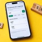 Literat na telefonie działa w przeglądarce bez dodatkowej instalacji. Sprawdź, jak wyszukiwać słowa, anagramy i hasła z wzorców na Androidzie i iPhonie oraz dodać skrót do ekranu głównego.