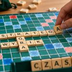 Obrona prowadzenia w Scrabble: praktyczna strategia zamykania planszy, liczenia liter, blokowania premii i rozgrywania końcówki tak, by nie oddać wypracowanej przewagi rywalowi. Praktycznie.