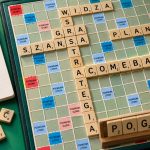 Jak odrabiać straty w Scrabble? Sprawdź strategię pogoni za wynikiem: premie, bingo, wymiany, kontrolę planszy, zostawkę i decyzje, które realnie zmniejszają przewagę rywala w każdej partii.