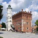 Ratusz w Sandomierzu z renesansową attyką na środku rynku
