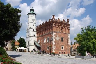 Ratusz w Sandomierzu z renesansową attyką na środku rynku