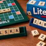 Scrabble i Literaki wyglądają podobnie, ale różnią się punktacją, premiami, kolorami płytek i słownikiem. Sprawdź pełne porównanie zasad.